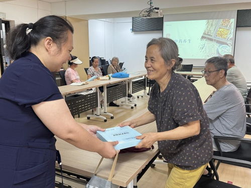 專家進社區，手把手教居民穴位保健，破除養生誤區
